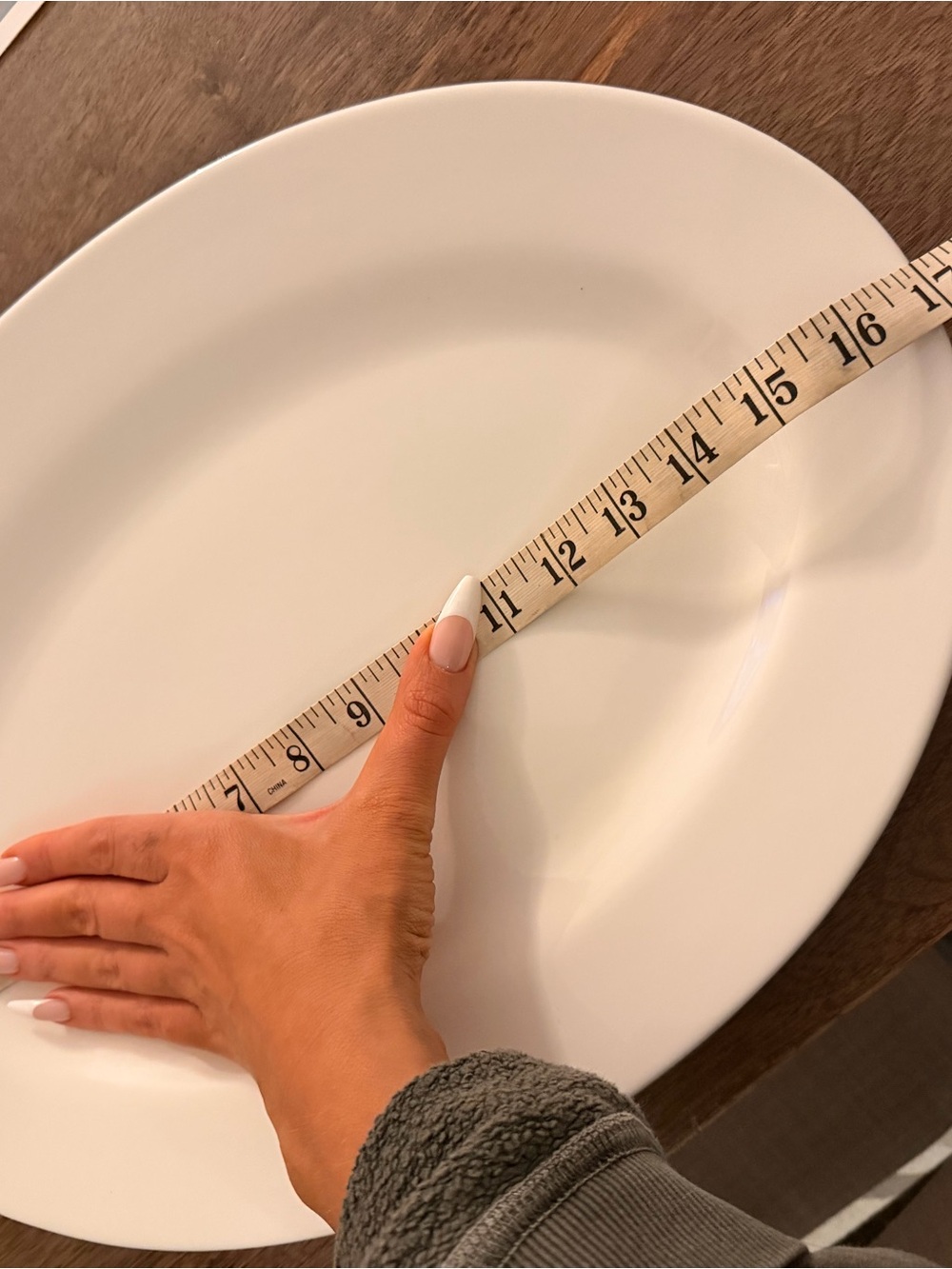 Wilmax England Porcelin Oval Professional Rolled Rim White Round Platter 17 inch - Picture 5 of 6